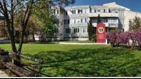 Obezbeđenje uvelo rektora